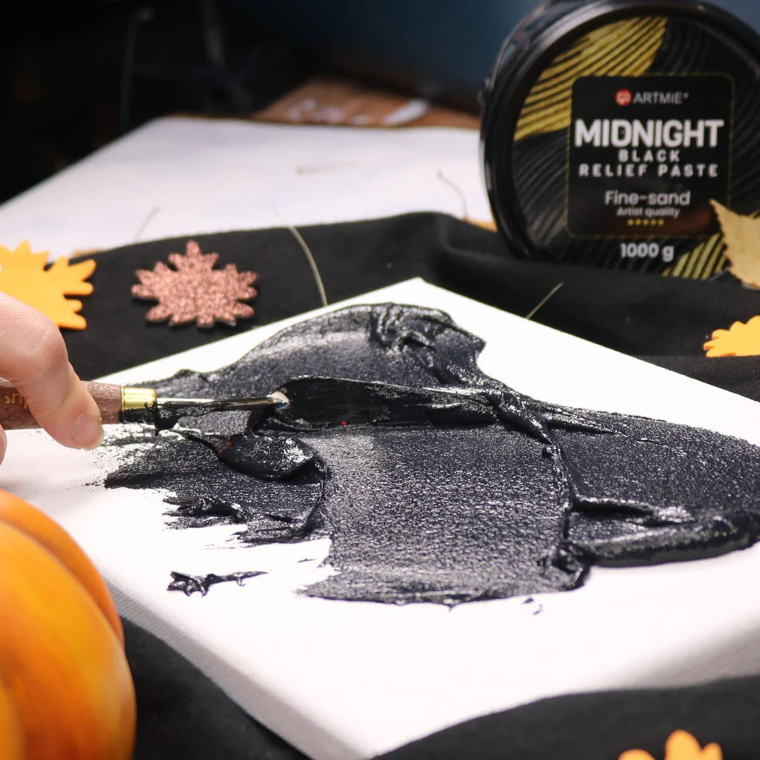 Црна релјефна паста ARTMIE Midnight нанесена со сликарски нож на бело платно, со шаблони и конзерва од 1000 г
