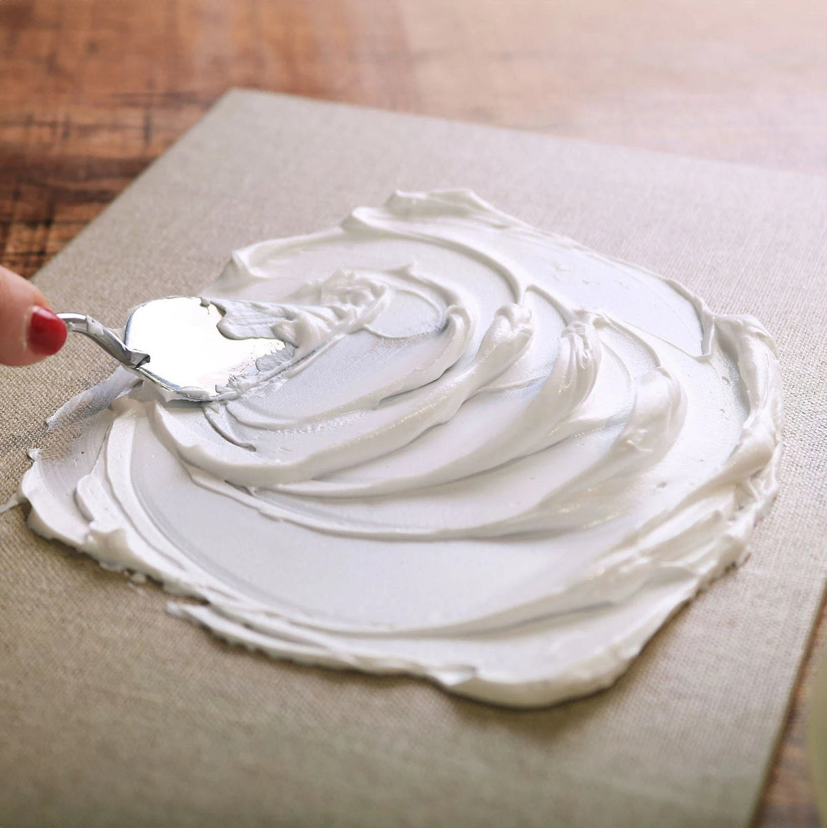 Релјефна структура создадена со структурна паста ARTMIE Butter Fine на платно