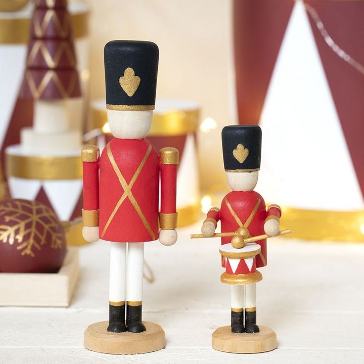 Дрвена фигура за декорација - Крцко Оревче 18 cm - 2