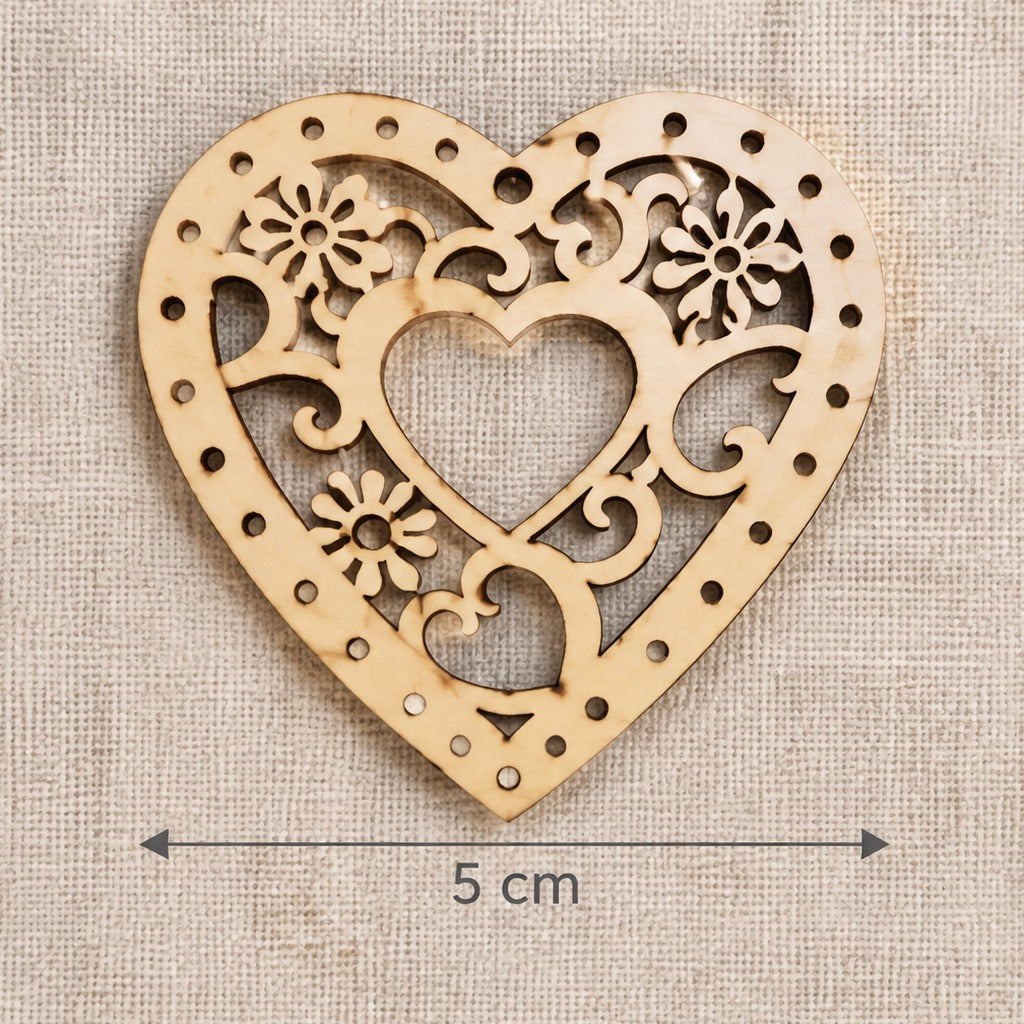 Дрвени украси срце со орнамент 5 x 5 cm - сет од 5 парчиња