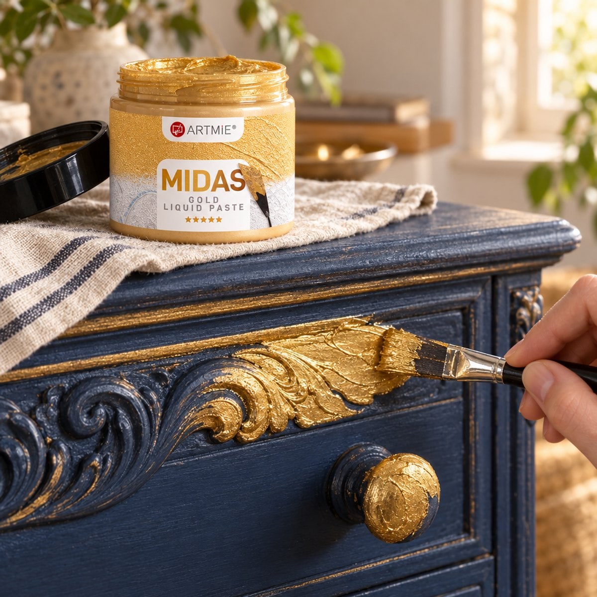 Позлатување изрезбарен комод со четка — златна метална паста ARTMIE MIDAS
