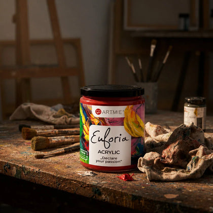 Садче густа акрилна боја ARTMIE Euforia 430 ml на маса во работилница